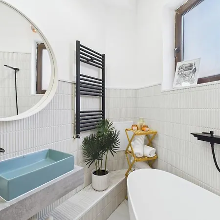 Chic In The Heart Of Apartment