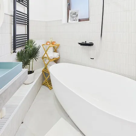 Apartment Chic In The Heart Of *