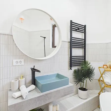 Chic In The Heart Of *