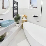 Chic In The Heart Of